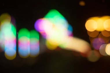 Gece şehir ışıklarının soyut görüntüsü.