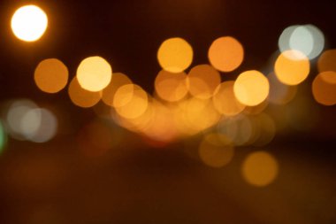 Gece şehir ışıklarının soyut görüntüsü.