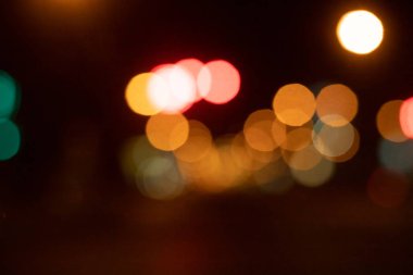 Gece şehir ışıklarının soyut görüntüsü.