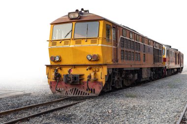 Tren raylarda çalışıyor..