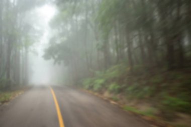 Dağdaki sisli yol bulanık.