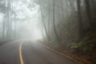 Dağdaki sisli yol bulanık.