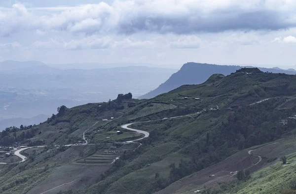 Road curve op berg en dorp, Uitzicht op de lucht. — Stockfoto