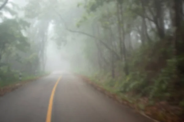 Mlhavá cesta na rozmazané hoře. — Stock fotografie