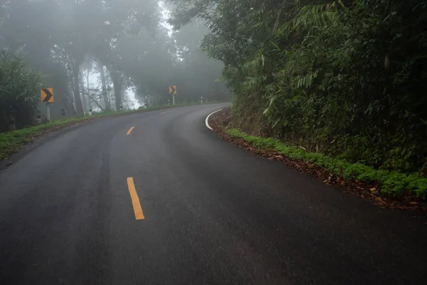 Nebbioso asfalto rurale prospettiva autostrada con linea bianca, nebbia r — Foto Stock