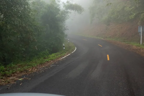 Niebla rural asfalto carretera perspectiva con línea blanca, niebla r — Foto de Stock