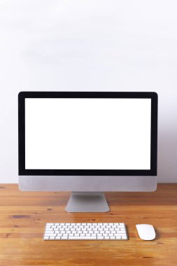 Masa tahtasında bilgisayar beyaz ekran klavyesi ve fare.