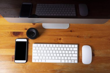 Çalışma masası üst görünüm lens-kamera telefon klavye ve fare masa üzerinde