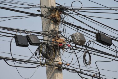 Kuş yuvası ve kablolar. Kablo karışıklığı, elektrik kaynağı..