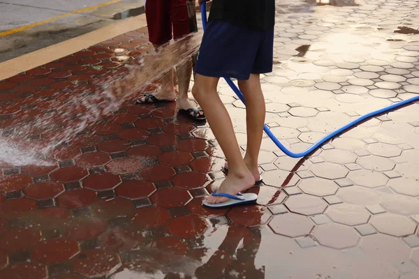 Spuitwater om de vloer schoon te maken. — Stockfoto