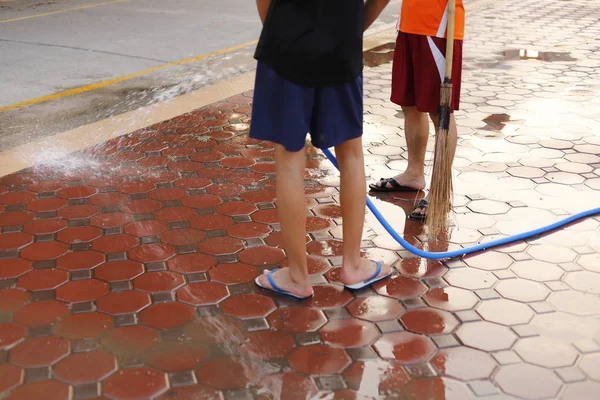 Spraya vatten för att rengöra golvet. — Stockfoto
