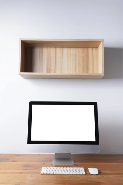 Komputer biały ekran klawiatury i myszy na stole drewna i woode — Zdjęcie stockowe