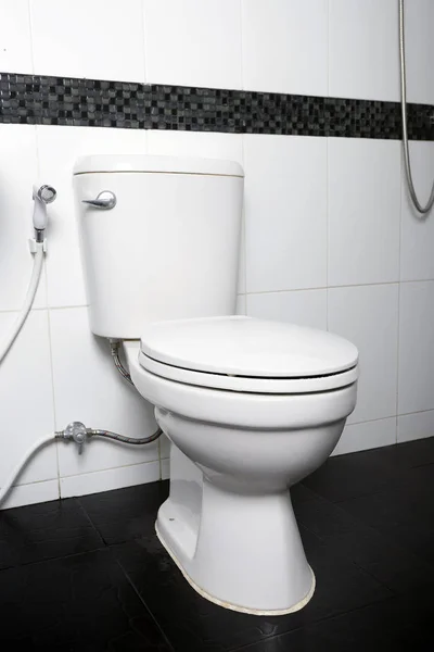 Witte toiletpot in de badkamer interieur close-up. — Stockfoto