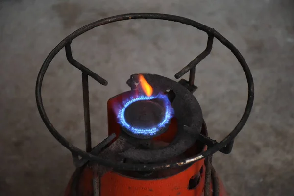 Cuisinière à gaz cuisinière avec flammes bleues brûlant. Panneau de stee — Photo