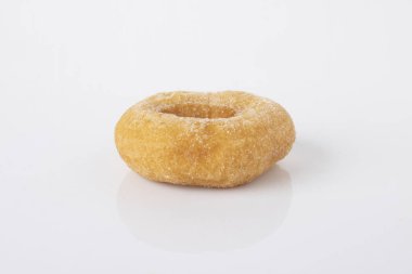 Beyaz arkaplanda beyaz şekerli çörekler.