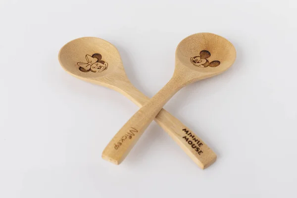Minnie y Mickey Mouse 'cuchara de madera' Disney sobre fondo blanco . —  Fotos de Stock