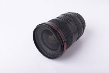 Kapalı Canon Yakınlaştırma Mercekleri Beyaz Arkaplanda İzole Edildi