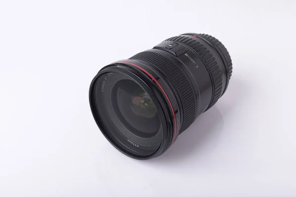 Объектив Canon Zoom на белом фоне — стоковое фото