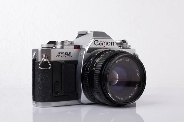Cannon Film Camera Model Av-1 výměnný objektiv fotoaparát, s 50 mm objektivem na bílém pozadí. — Stock fotografie