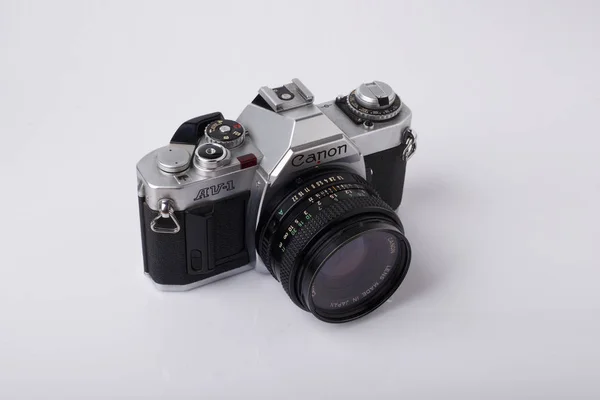 Cannon Film Camera Model Av-1 verwisselbare lens camera, met 50 mm lens op witte achtergrond. — Stockfoto