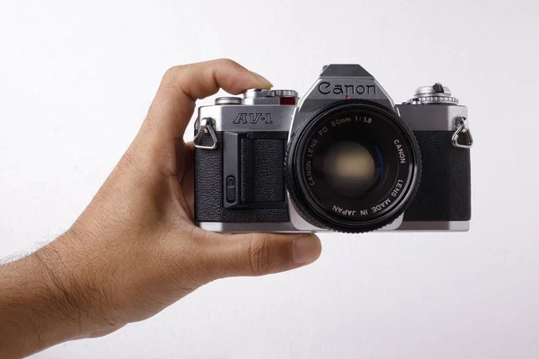 Câmera de filme de canhão Modelo AV-1 câmera de lente intercambiável, com lente de 50 mm no fundo branco . — Fotografia de Stock