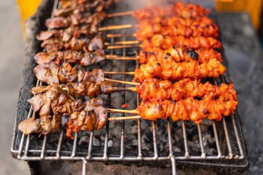 bbq kömür ızgarasında tavuk şişi..