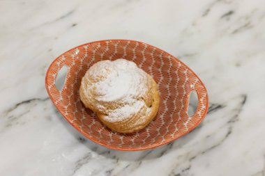Bardakta kremalı ev yapımı Choux pastası..