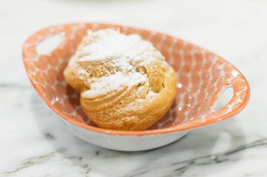Bardakta kremalı ev yapımı Choux pastası..