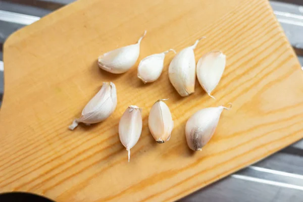 Garlic Wooden Chopping Board — Stock Photo, Image