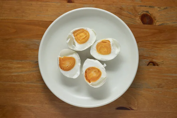 Huevos Salados Plato Blanco —  Fotos de Stock