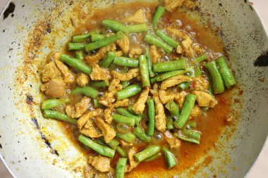 Tavada fasulye ile domuz kızartması..