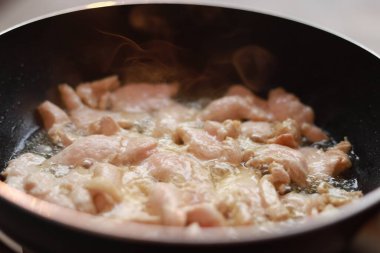 Kızartma tavasında yağlı domuz eti..