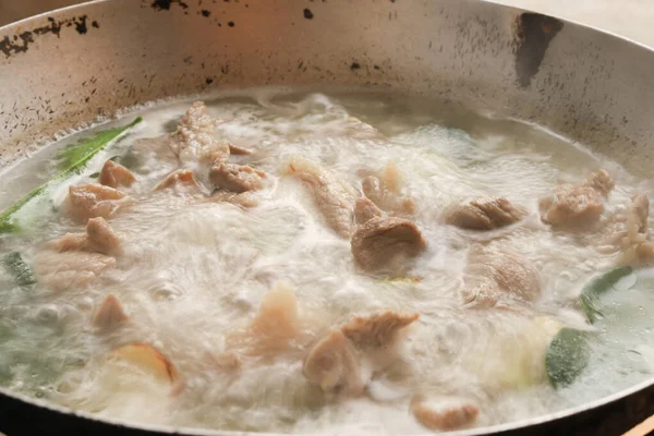 Gekochtes Schweinefleisch Mit Pilzen Kaffir Limettenblätter Der Pfanne — Stockfoto