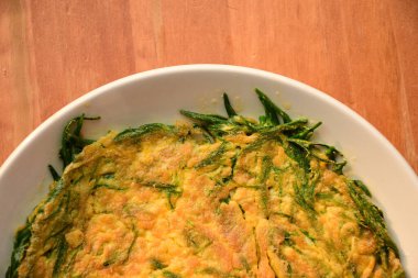 Cha-om khai ya da acacia omleti Tayland yemeği..