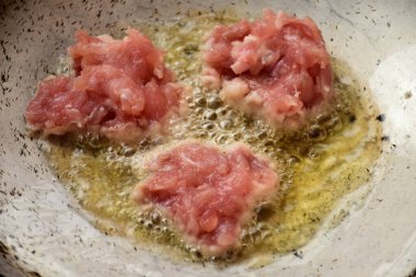 Yağda kızartılmış domuz eti, tavada kaynatılmış.