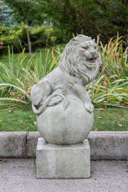 Aslan kafesi. Aslan Parkı Tayganı. Belohirsk 'de. Kırım. Ağustos 2019