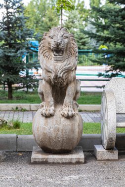 Aslan heykeli. Aslan Parkı Tayganı. Belohirsk 'de. Kırım. Ağustos 2019