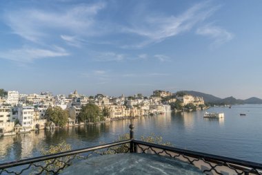 Göl PICHOLA üzerinden Udaipur şehir çatı görünüm