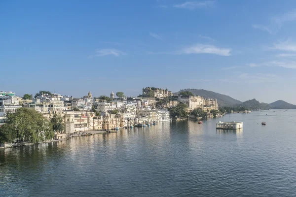 Udaipur város felett Pichola tó — Stock Fotó