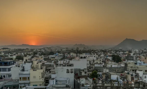 Udaipur city rooftop view ver the city at osunset — Stock Photo, Image