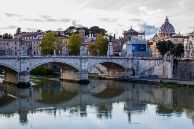 Roma, güneşli bir günde Tiber Nehri üzerindeki köprünün manzarası