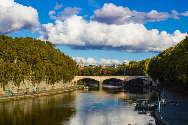 Řím Pohled Most Přes Řeku Tiber Slunečného Dne — Stock fotografie