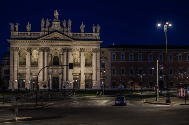 Roma, gece şehri, Lateran Sarayı ve Lateran Bazilikası. Piazza di San Giovanni Laterano 'da