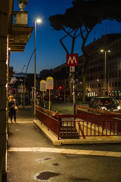Rom Tidig Morgon Ingång Till Röda Linjen Tunnelbanestation — Stockfoto
