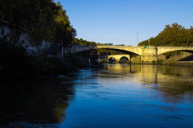 Roma, güneşli bir gün, Tiber nehri üzerindeki köprü.