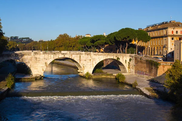 Řím Slunečný Den Most Přes Řeku Tiber — Stock fotografie