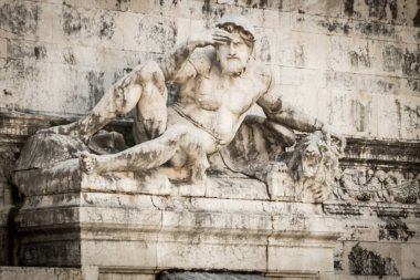 Roma. Roma 'daki Venedik Meydanı, Piazza Venezia. Güneşli bir gün. Vittoriano. Fontana Dell 'adriatico