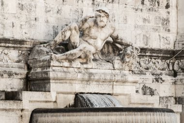 Roma. Roma 'daki Venedik Meydanı, Piazza Venezia. Güneşli bir gün. Vittoriano. Fontana Dell 'adriatico