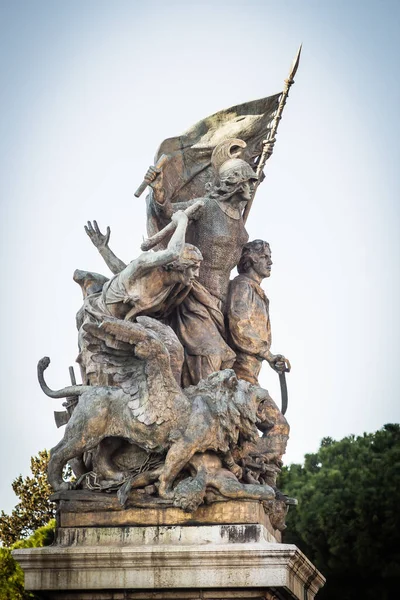 Roma. Roma 'daki Venedik Meydanı, Piazza Venezia. Güneşli bir gün. Vittoriano. Cenotaph.