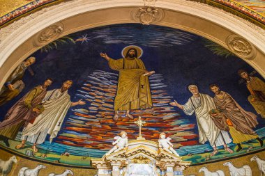 Roma. 10.11.2019, Aziz Cosma ve Damian Bazilikası. İç mekan. Tapınağın kubbesinin İncil 'deki resmi.